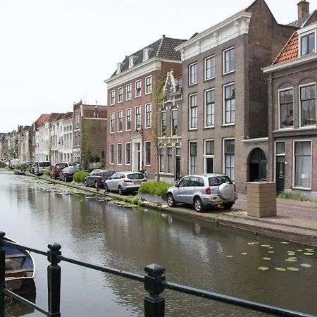Canal House In Historic Center
