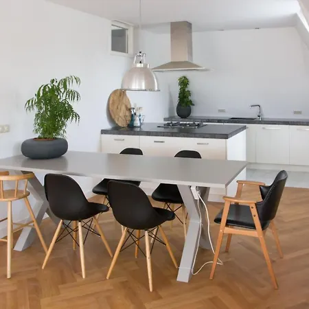 Canal House In Historic Center