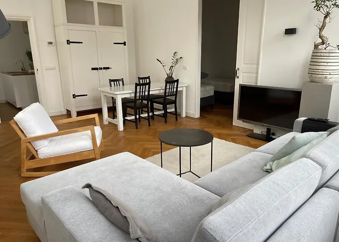 Canal House In Historic Center *