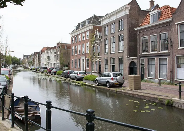 Canal House In Historic Center