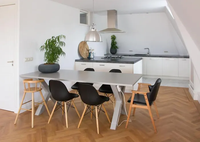 Canal House In Historic Center